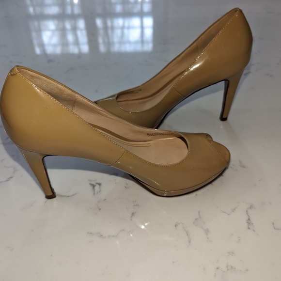 Cole Hann Nike Air Designer! Nude, Patent Leather, Peep Toe Heels! - Picture 3 of 7